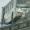 В Днепропетровске автобус с десятками пассажиров едва не сорвался с моста