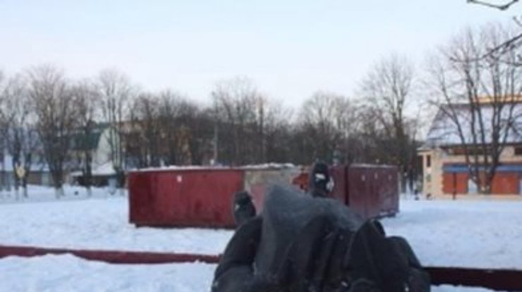 Под Киевом повалили памятник Ленину