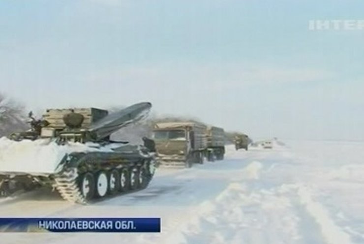 В снежном плену на дорогах остаются более 800 украинцев