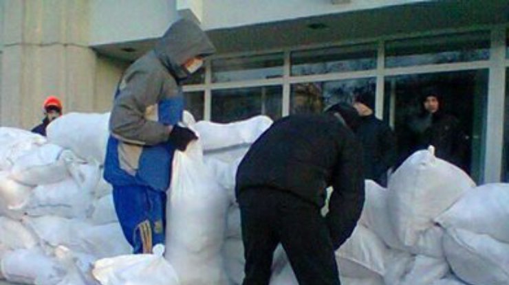Прокуратура требует от протестующих покинуть здание Полтавского облсовета