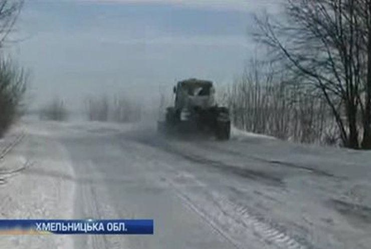 Украинские водители часами стоят в снежных заносах