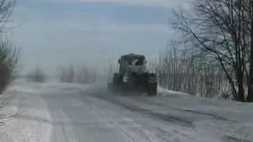 Украинские водители часами стоят в снежных заносах