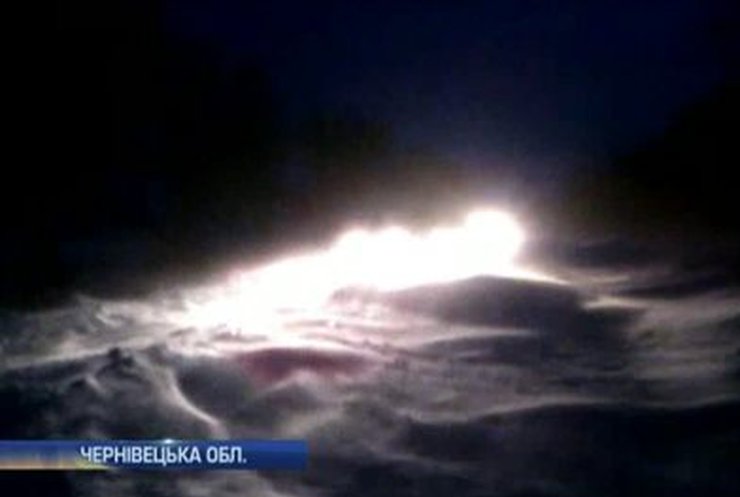 Снегопады продолжают засыпать дороги Буковины