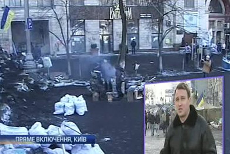 У баррикад на Грушевского собираются туристы и протестующие