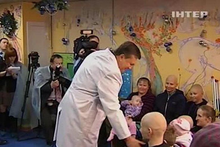 Янукович посетил национальный институт рака