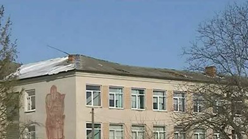 На Львовщине сильный ветер сорвал крыши с десятков домов