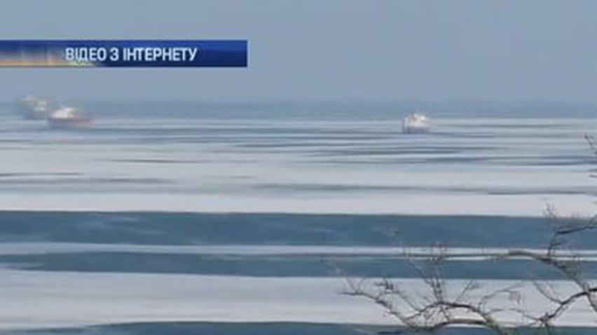 В Ильичевском порту из-за льда на рейде стоят 18 кораблей