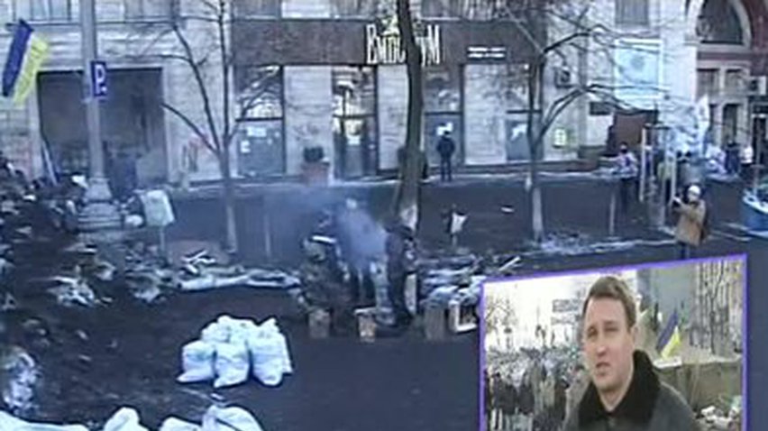 У баррикад на Грушевского собираются туристы и протестующие