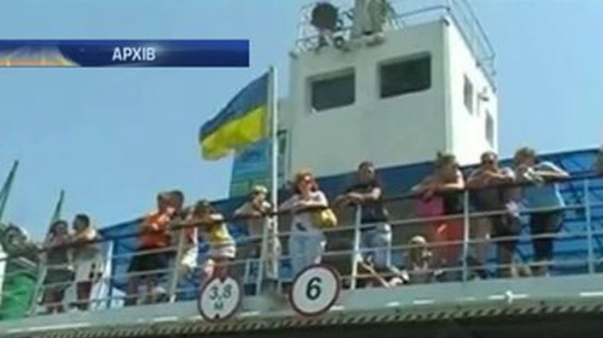 Керченская паромная переправа частично возобновляет работу