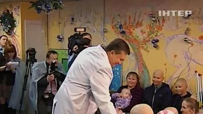 Янукович посетил национальный институт рака
