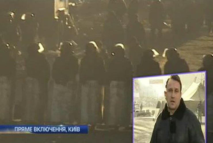 На Грушевского тихо, людей - не более полусотни