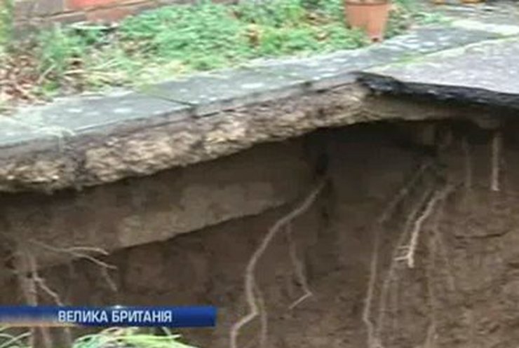 В Британии автомобиль провалился под землю
