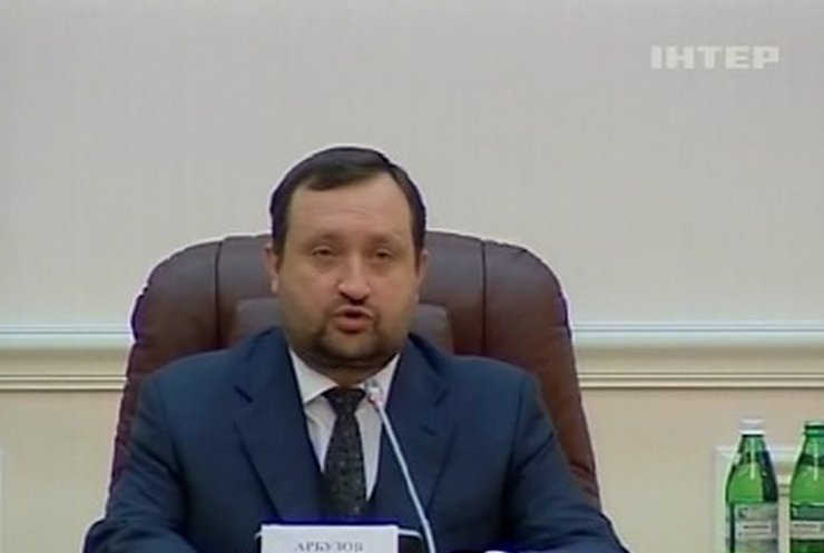 Арбузов объяснил падение курса гривны политической нестабильностью в стране