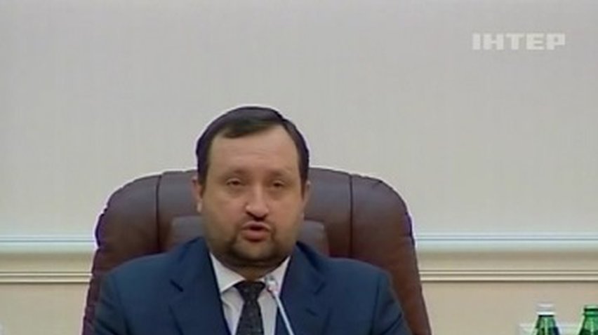 Арбузов объяснил падение курса гривны политической нестабильностью в стране