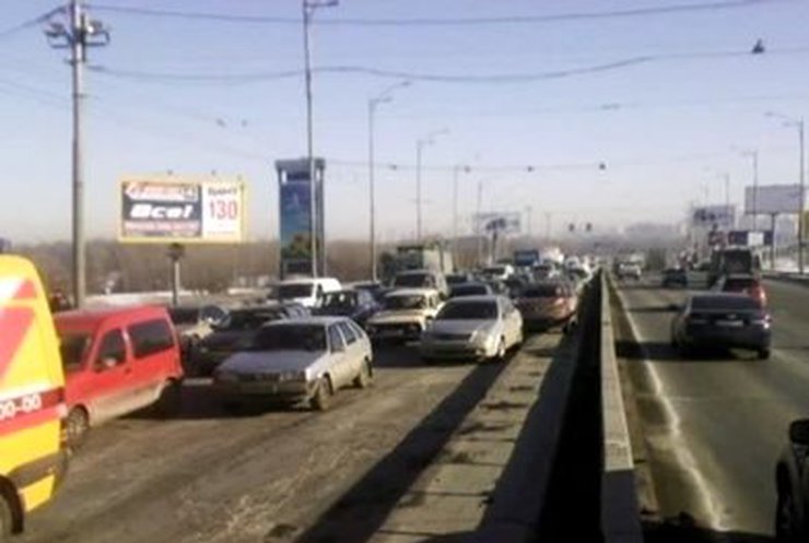 На столичном мосту столкнулись сразу три машины