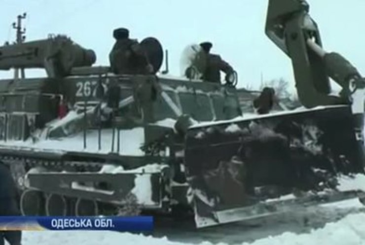 На Одесчине продолжают освобождать машины из снежного плена