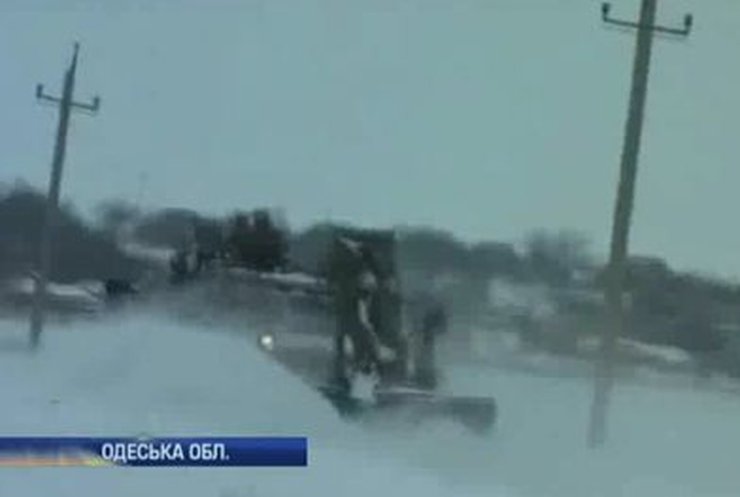 В снегах на дорогах Одесчины "тонут" машины