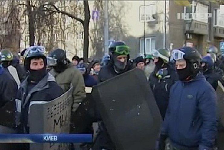 Активисты Майдана прошлись по периметру правительственного квартала