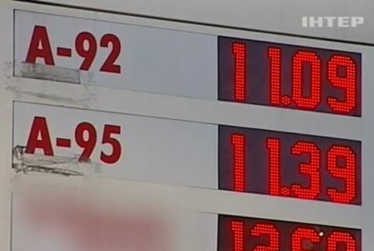Колебания курса валют спровоцировали подорожание топлива