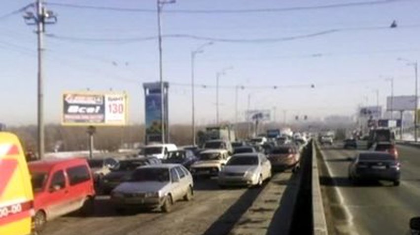 На столичном мосту столкнулись сразу три машины