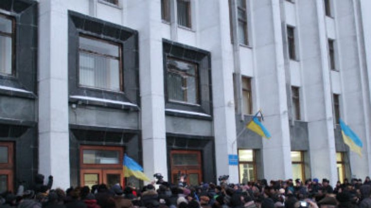 Суд постановил освободить захваченную Тернопольскую ОГА