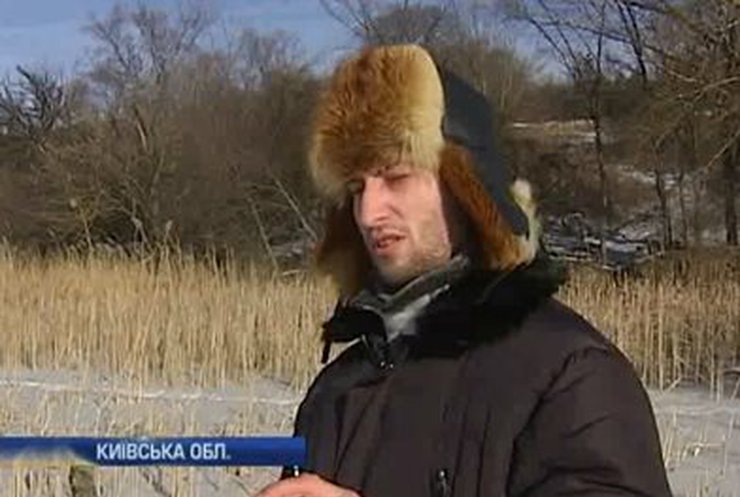 На Киевщине спасатели вытащили парня из ледяной воды