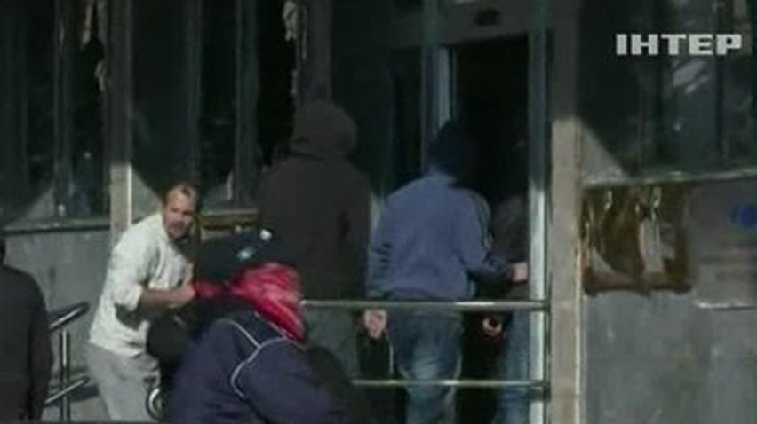 В Боснии протестующие штурмуют Кабмин и забрасывают полицию камнями