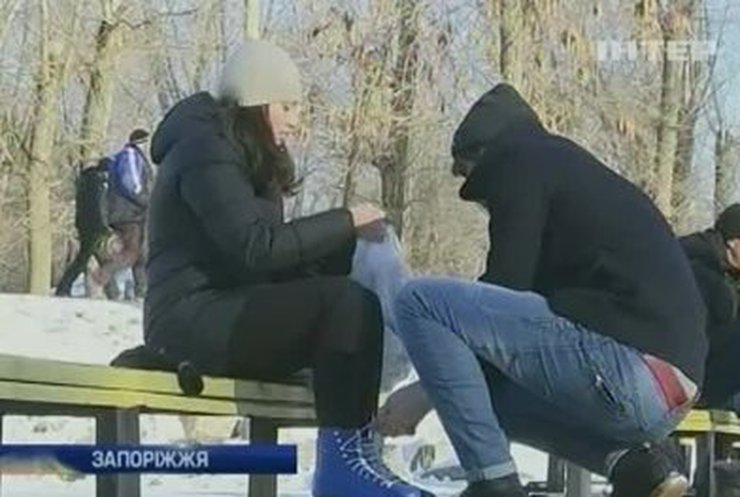 В центре Запорожья открылся бесплатный каток
