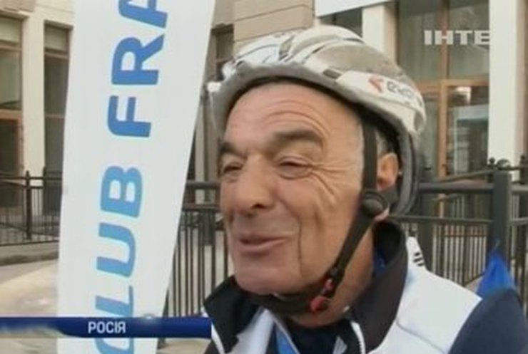 Француз-волонтер приехал в Сочи на велосипеде