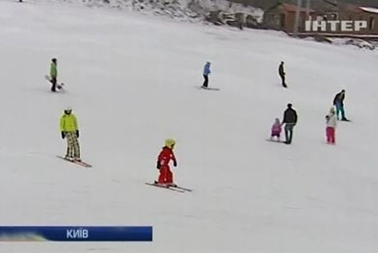 Киевских детей бесплатно учат кататься на лыжах