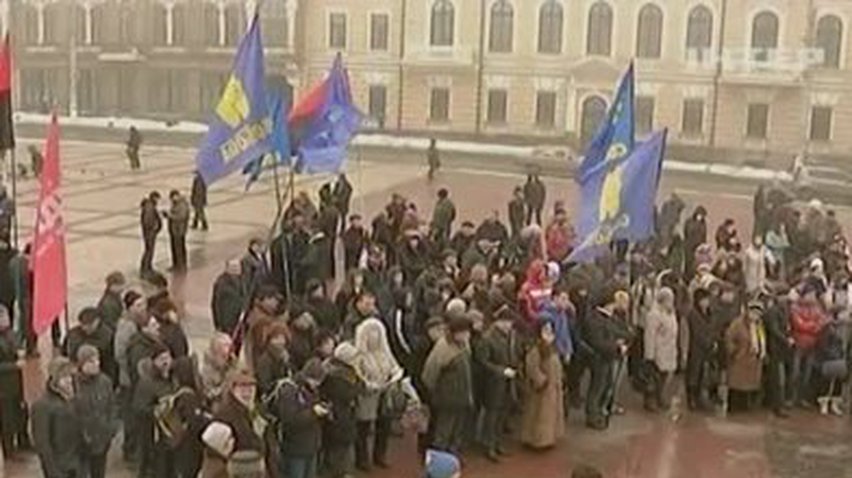 Кировоградский облсовет пикетировали под игру на фортепиано