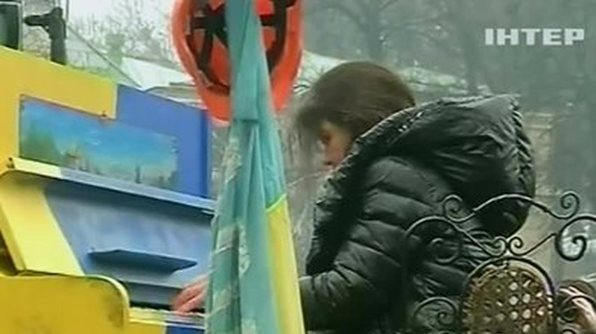 На крыше сгоревшего автобуса на Грушевского установили пианино