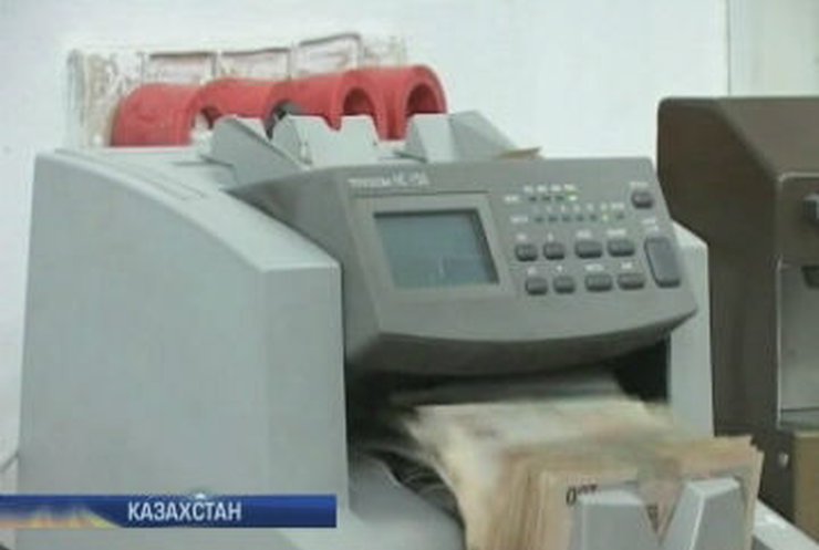 Курс казахстанского тенге упал за час на треть