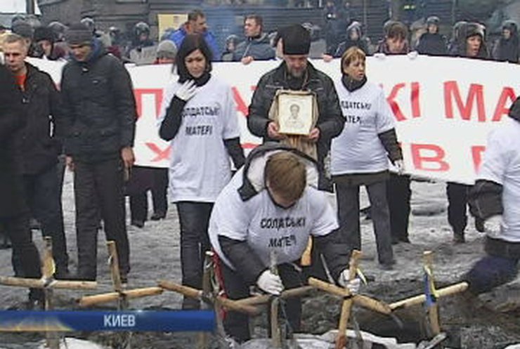 Солдатские матери снесли "кладбище" бойцов ВВ на улице Грушевского