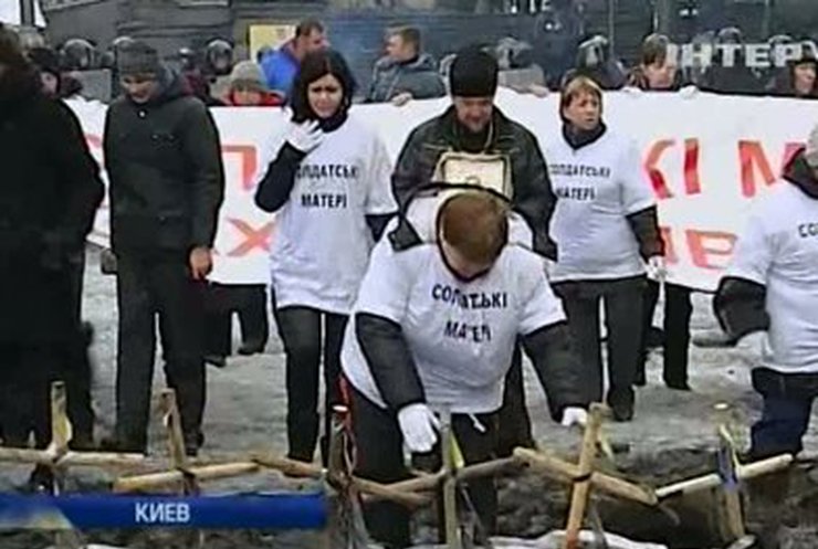 Активисты снесли "кладбище" для бойцов ВВ в центре Киева