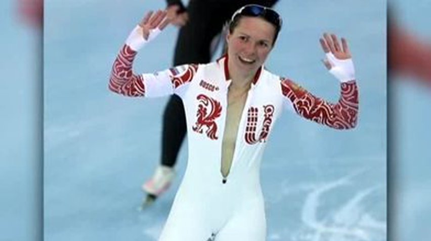 Российская конькобежка показала стриптиз на финише