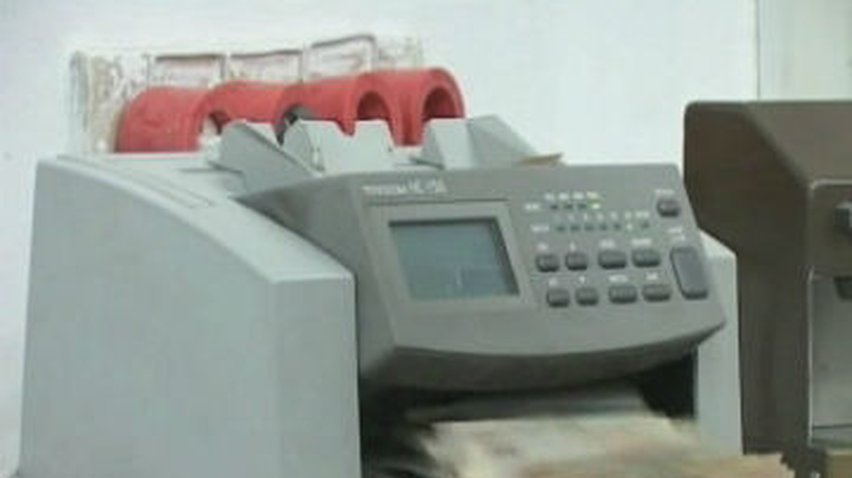 Курс казахстанского тенге упал за час на треть