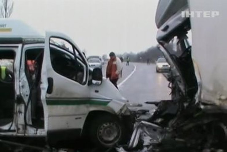 В ДТП на трассе Киев-Чоп погибли 4 человека, пятеро - травмированы