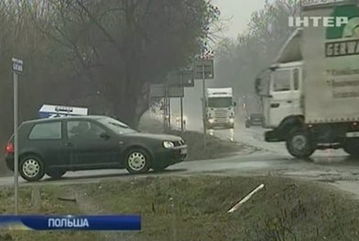 Автобус и легковое авто в Польше могли столкнуться из-за нарушения ПДД