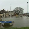 Наводнение в Британии подходит к резиденции королевы