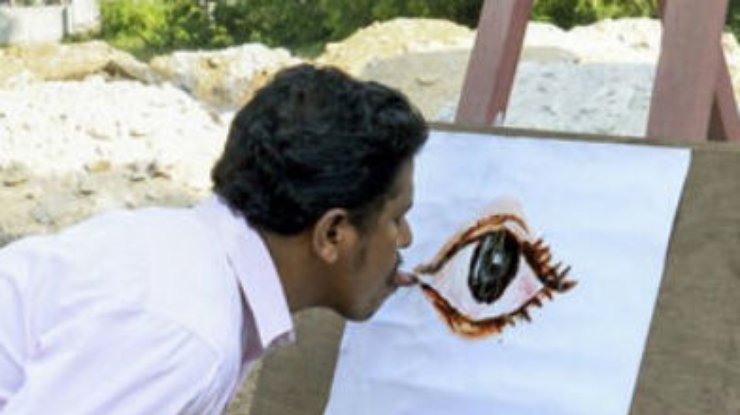 Индийский художник пишет картины языком