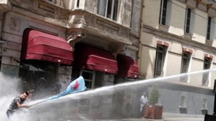 Полиция Анкары применила водометы и слезоточивый газ против демонстрантов