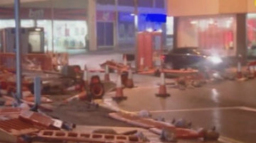 Пожилой мужчина стал первой жертвой урагана в Великобритании