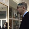 Хулигана, облившего Яценюка зеленкой, наказали штрафом в 100 гривен