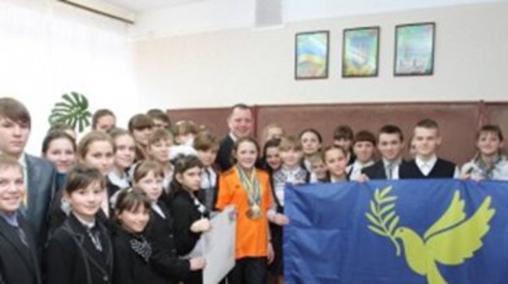 Украинские школьники отправили на Олимпиаду флаг Мира