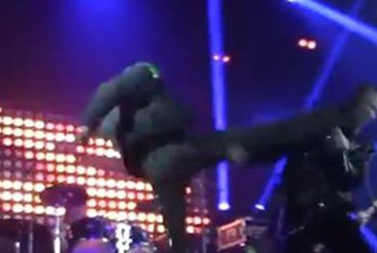 На львовском концерте вокалиста забили ногами прямо на сцене (видео)