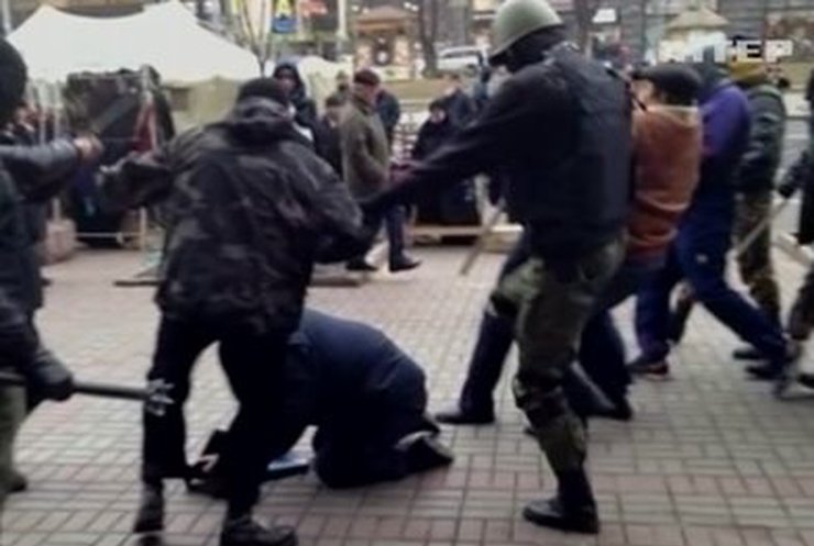 Перед зданием КГГА по-прежнему стоят митингующие