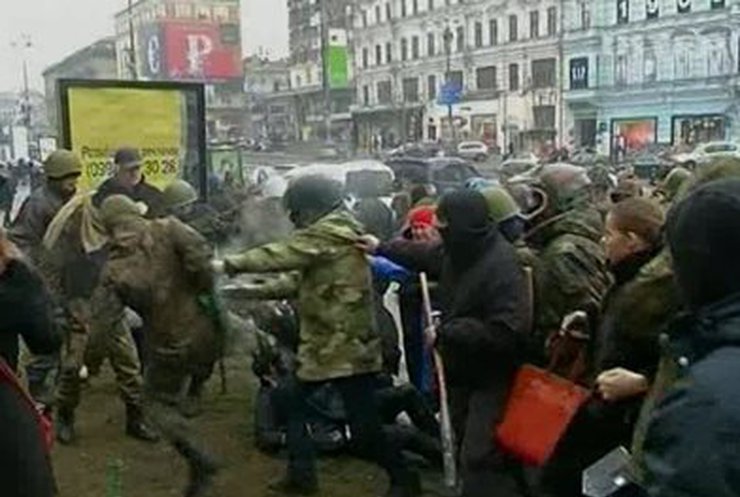 На Майдане избили протестующих против баррикад