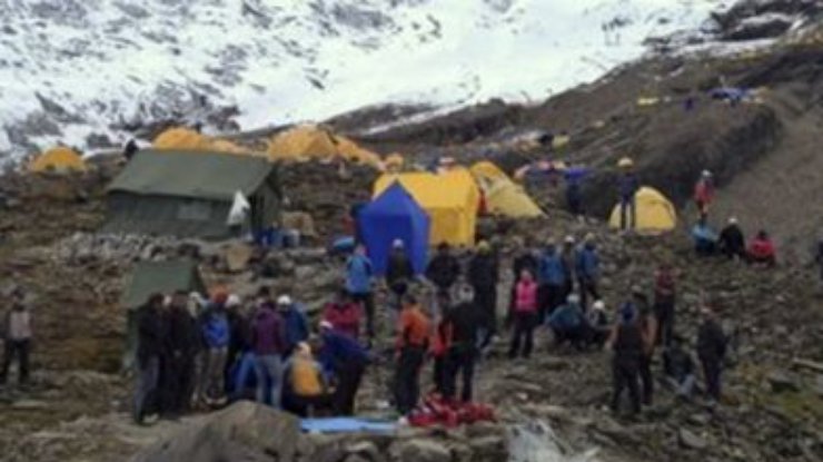 Пропавший самолет с 15 пассажирами на борту ищут в Непале