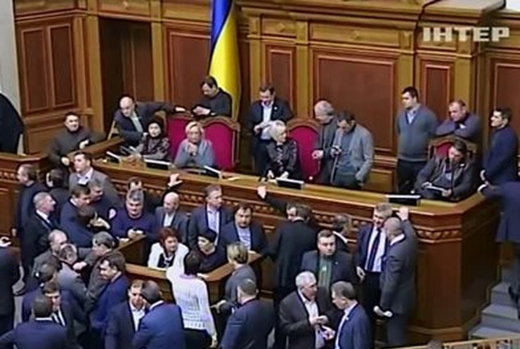 Верховная рада сегодня работала на осадном положении